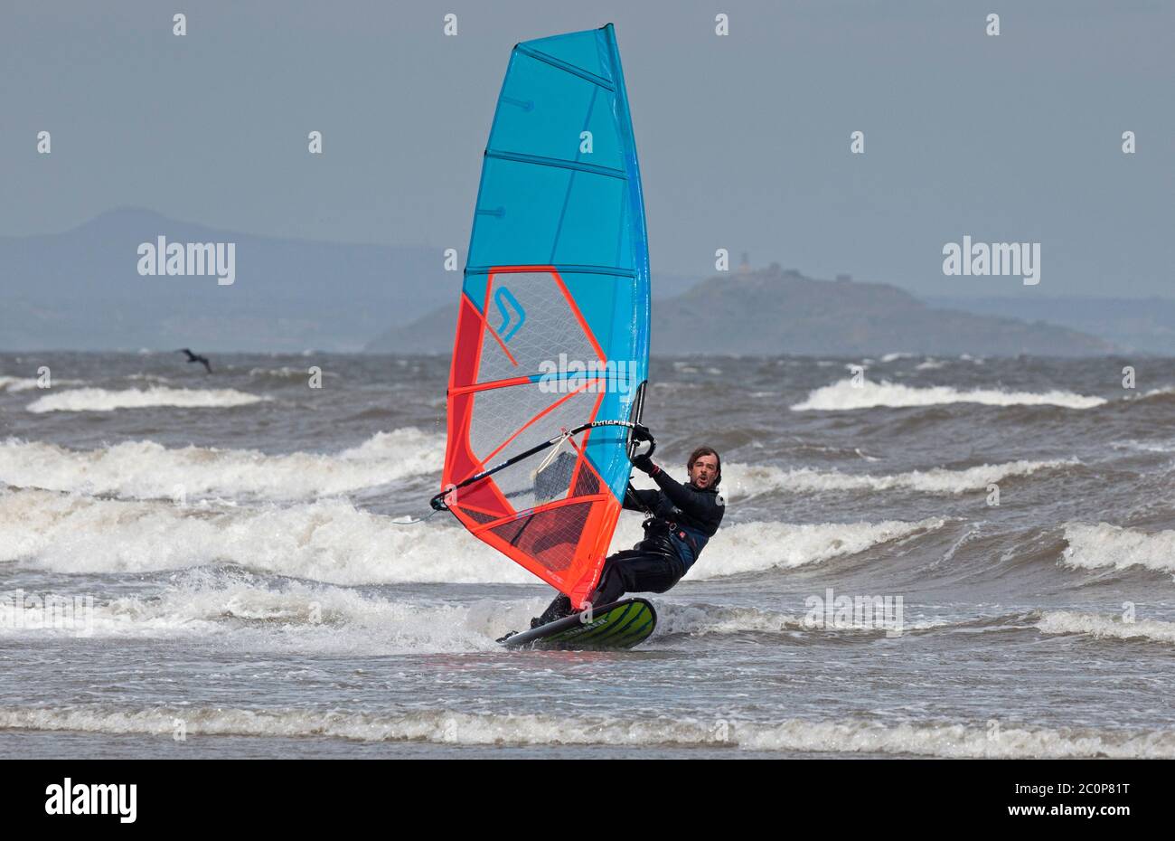 Portobello, Edimburgo, Scozia, Regno Unito. 12 giugno 2020. Insolitamente buon vento nella direzione giusta per due windsurfers appena fuori Portobello sul Firth of Forth, vento da est 25 km/h con potenziali raffiche di 47 km/h con intervalli luminosi. I due ragazzi Jake e Tom erano stati sulla costa orientale dalle 5 del mattino alla ricerca delle condizioni giuste, questa era l'ultima mezz'ora prima di tornare a casa. Foto Stock