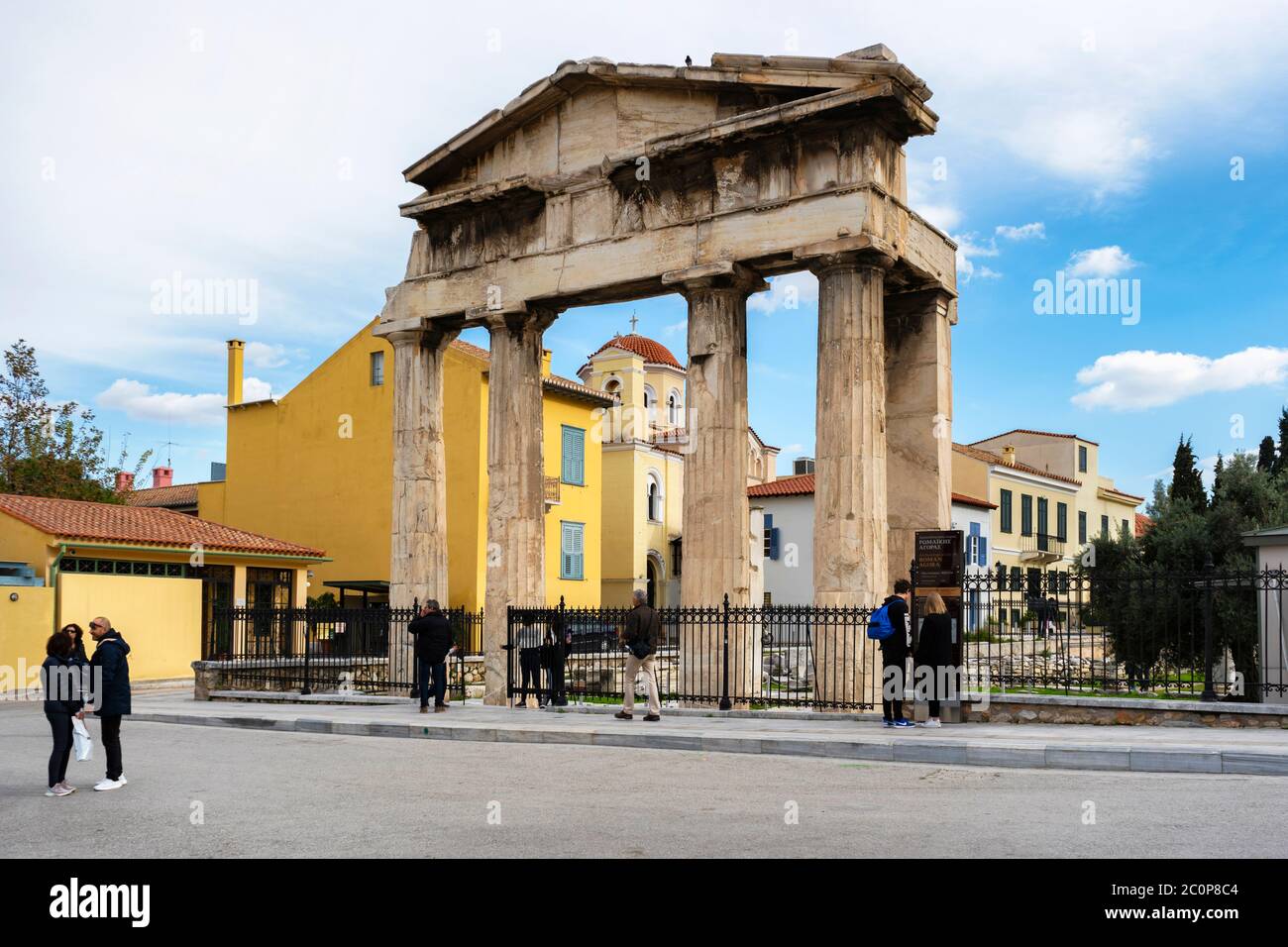 Atene, Attica / Grecia. L'ingresso del sito archeologico romano di Agora nel quartiere di Plaka, sotto la collina dell'Acropoli di Atene. Athena Archegetis Foto Stock