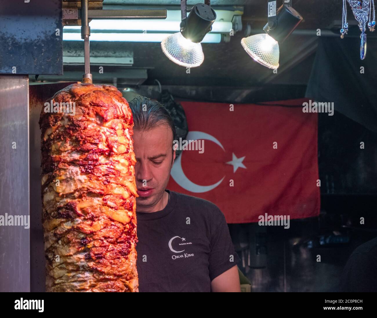 Venditore di kebab che lavora al suo stand alla via dello shopping Ameyayokocho, Tokyo, Giappone Foto Stock