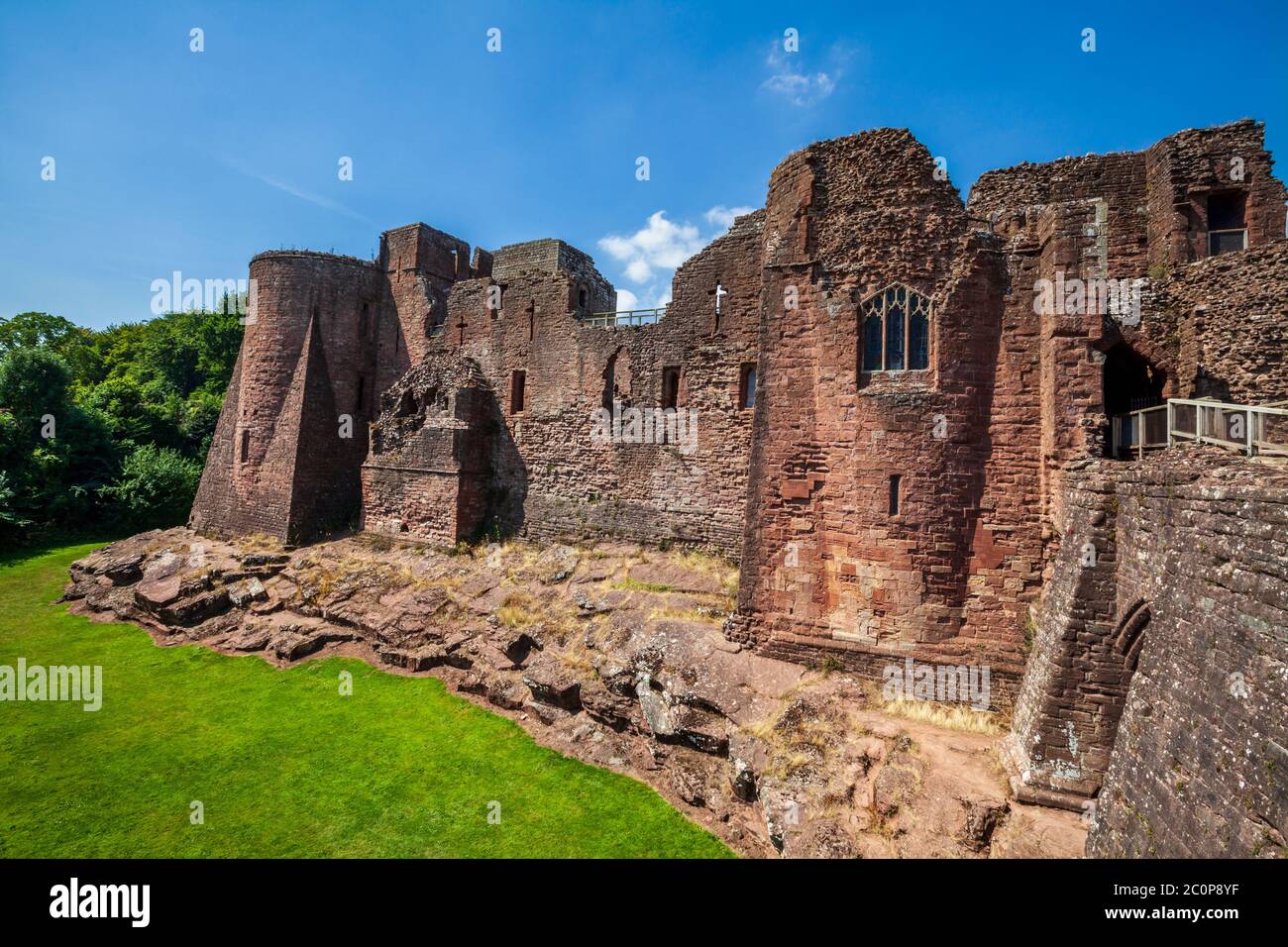 Goodrich Castello da est con l'ingresso della strada rialzata e la finestra della Cappella, Inghilterra Foto Stock