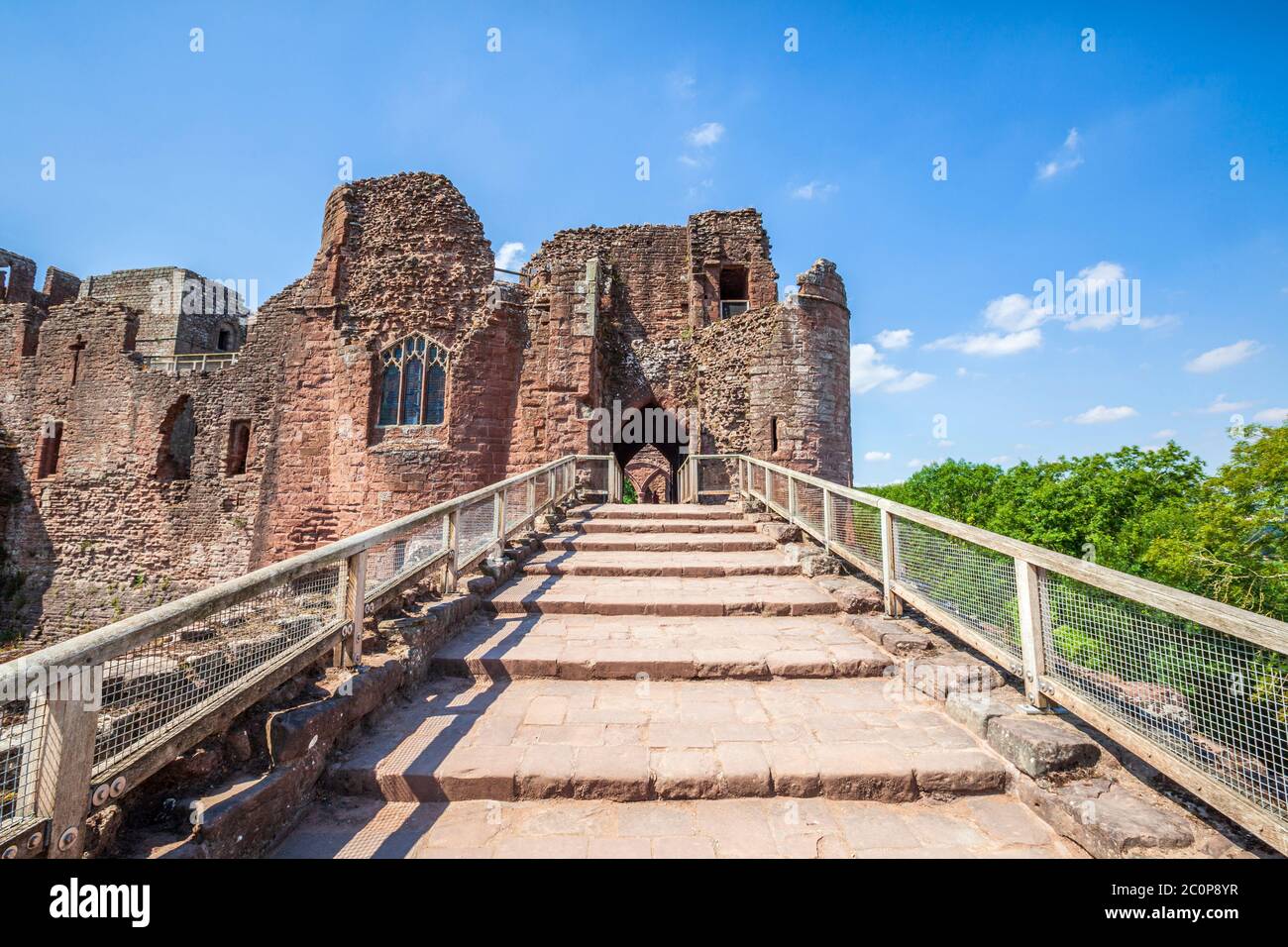 L'entrata della strada rialzata al Castello di Goodrich, Inghilterra Foto Stock