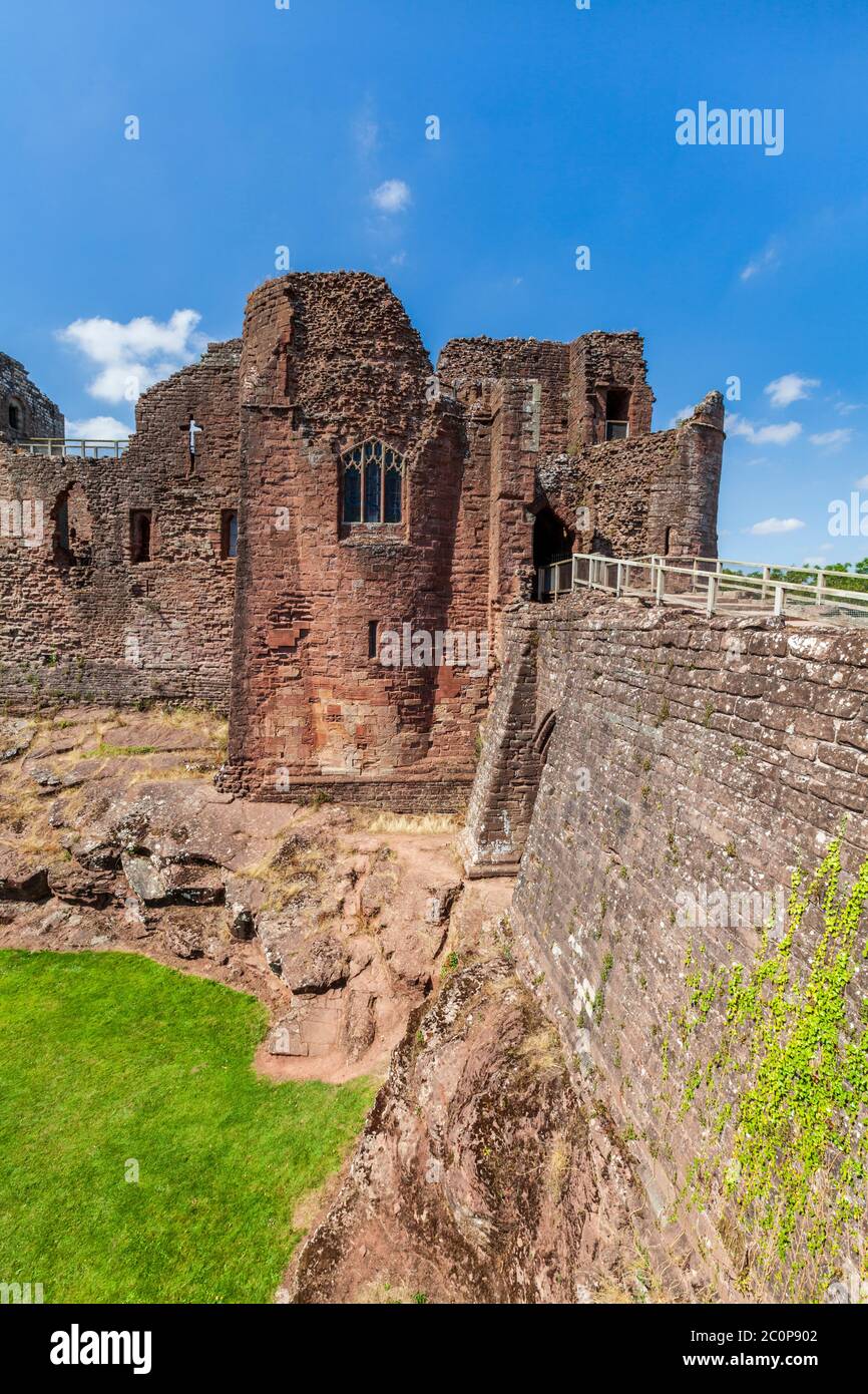 L'entrata alla principale casa di controllo del Castello di Goodrich con il barbican e la finestra della Cappella, Inghilterra Foto Stock