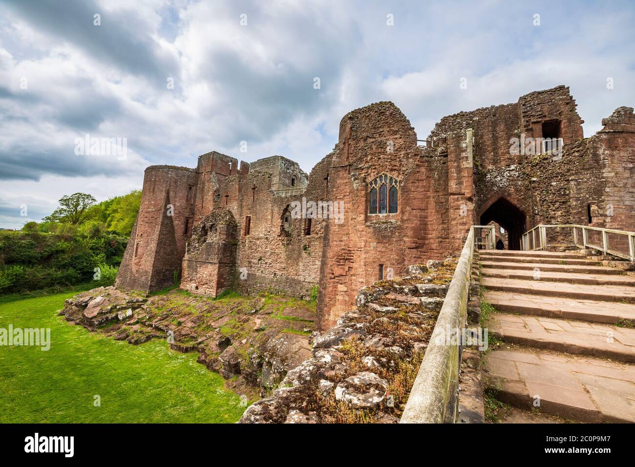 La porta d'ingresso e la strada rialzata del Castello di Goodrich, Inghilterra Foto Stock