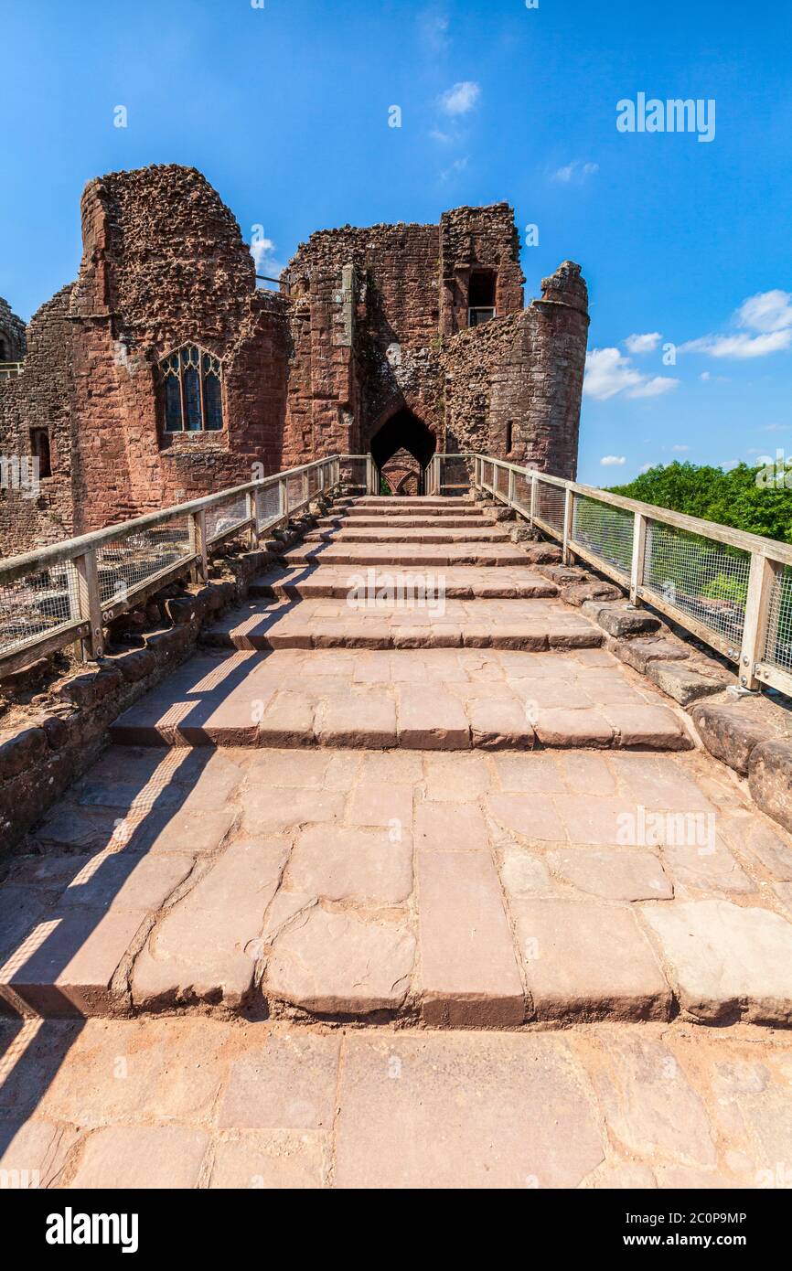 L'entrata della strada rialzata al Castello di Goodrich, Inghilterra Foto Stock