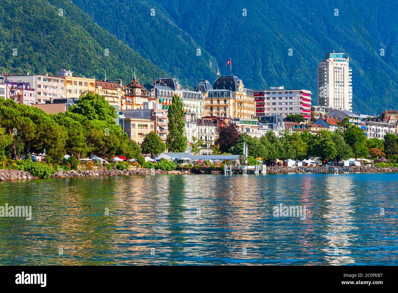 Porto di Montreux con yacht e barche. Montreux è una cittadina sul Lago di Ginevra ai piedi delle Alpi in Svizzera Foto Stock