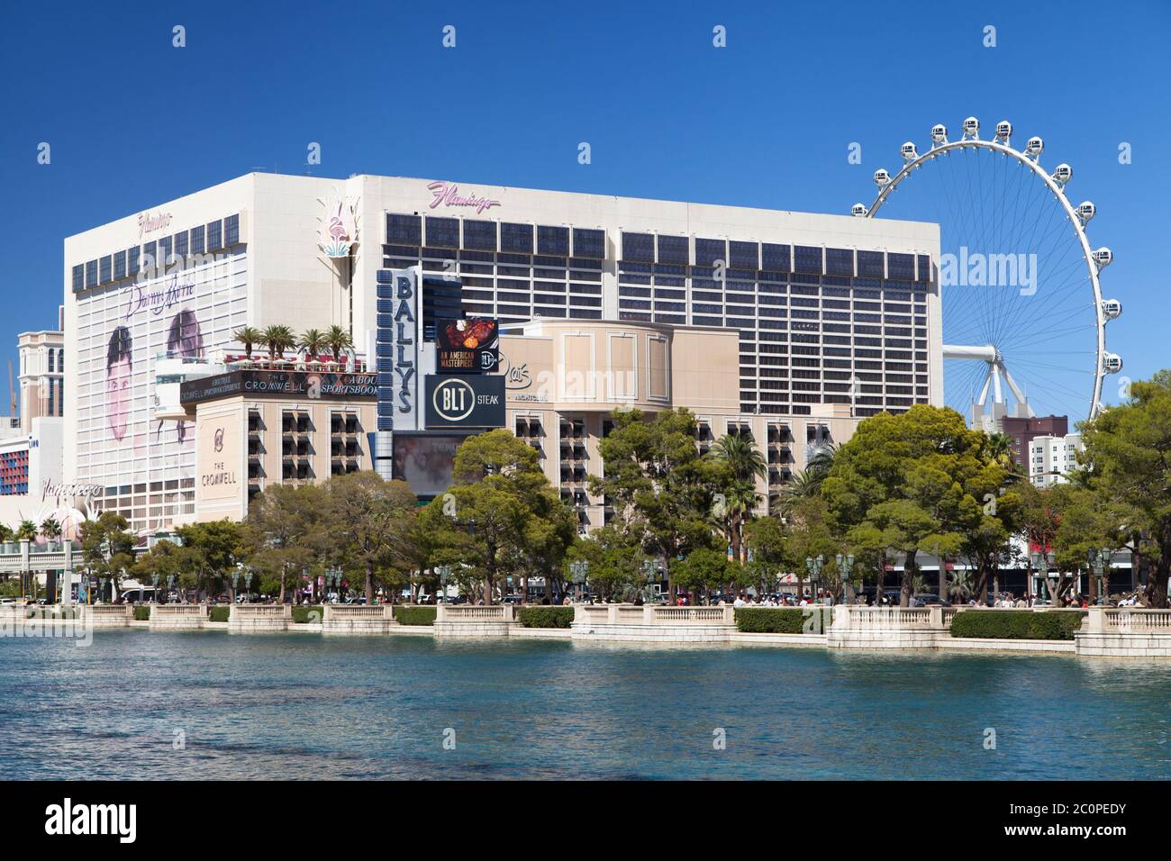 Las Vegas, Nevada - 30 agosto 2019: Flamingo Hotel e High Roller visti dalle fontane di Bellagio a Las Vegas, Nevada, Stati Uniti. Foto Stock