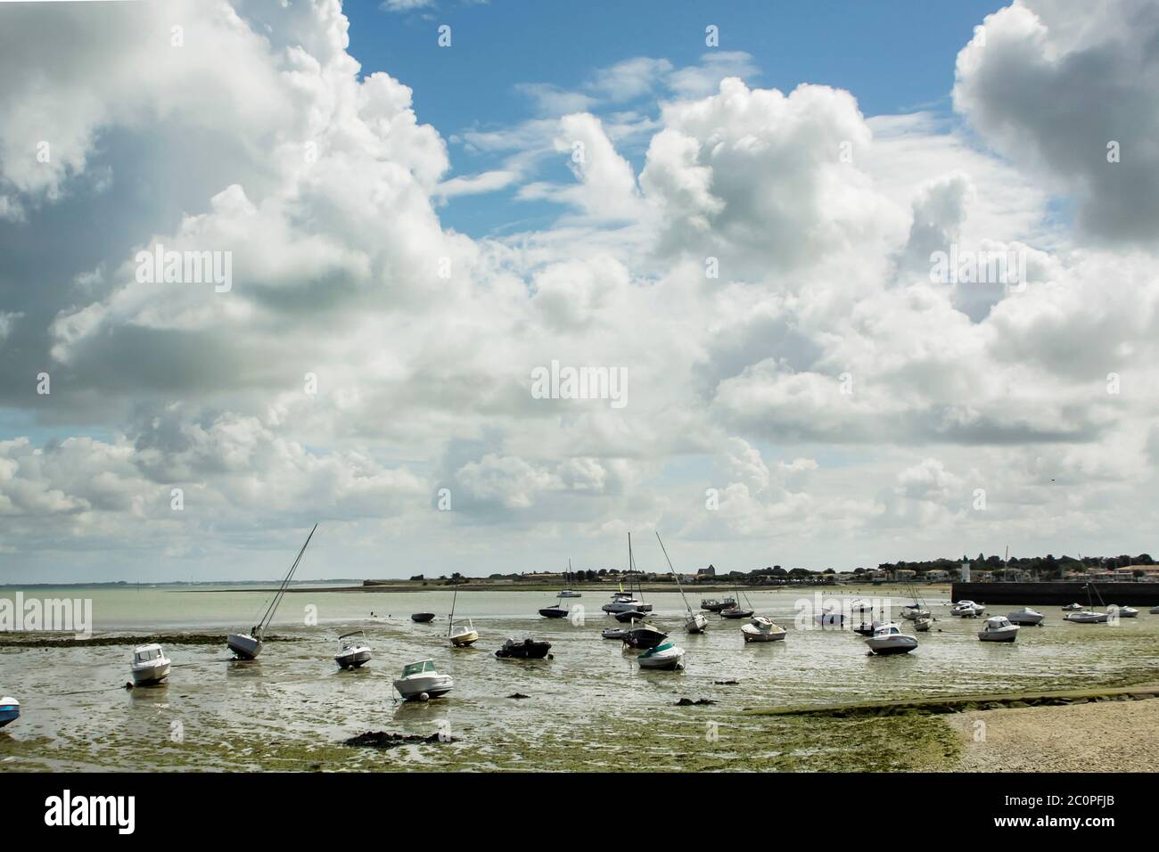 La marea e le barche spiaggiate sulla costa di Ars en Re sull'isola di Ile de Re al largo del mantello ovest della Francia Foto Stock
