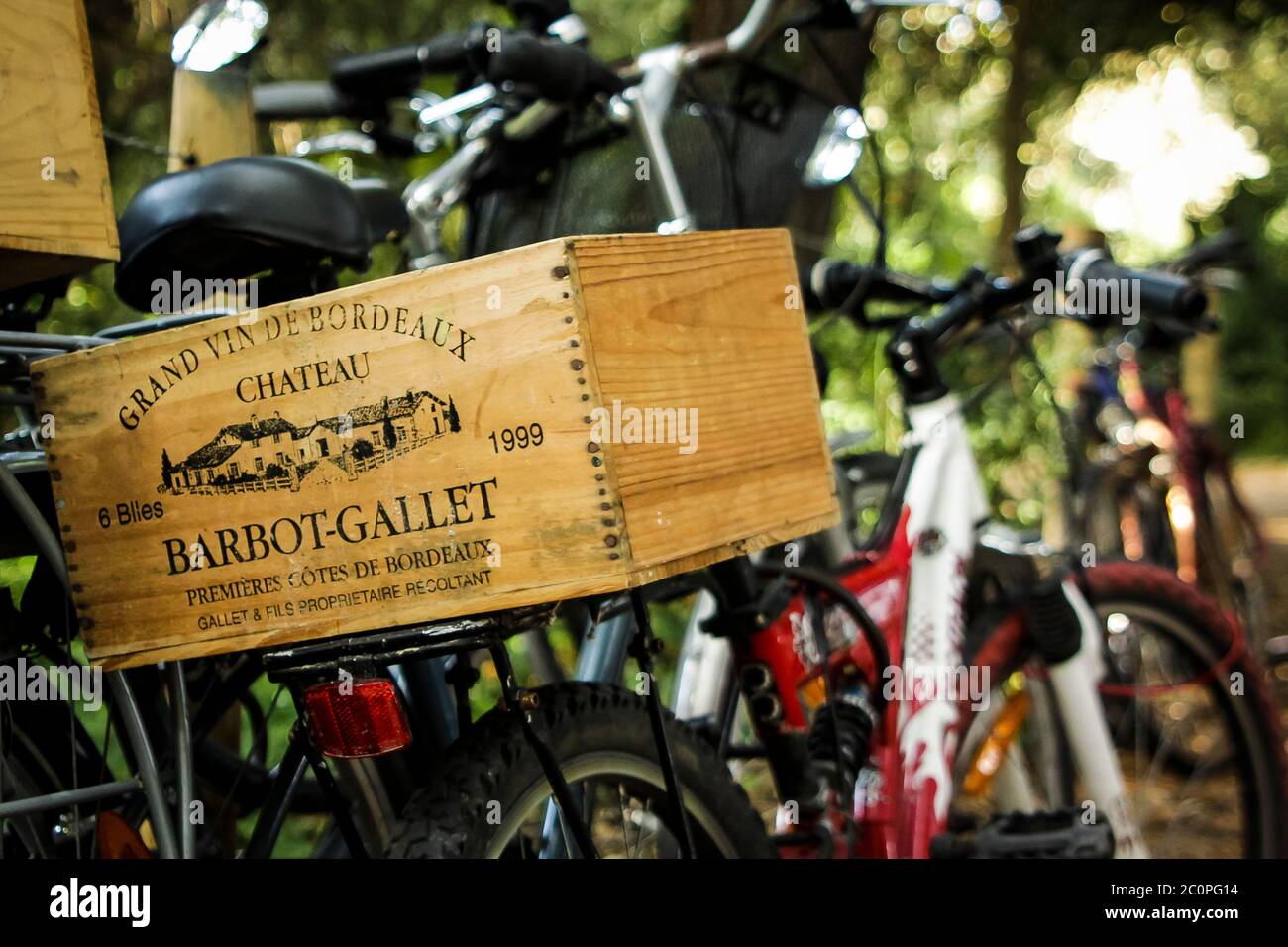 La cassa francese di legno del vino è fissata sul retro di una bicicletta a Noirmoutier, un'isola al largo della costa occidentale della Francia Foto Stock