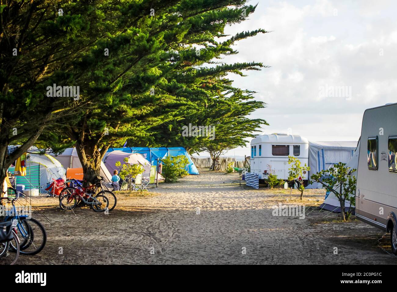 Campeggio in Francia sul mare a Camping Huttopia, Noirmoutier Foto Stock