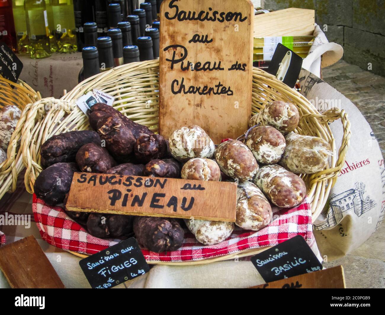 Selezione di ottimi piatti francesi in vendita presso un mercato alimentare francese a Ile de Re, Francia Foto Stock
