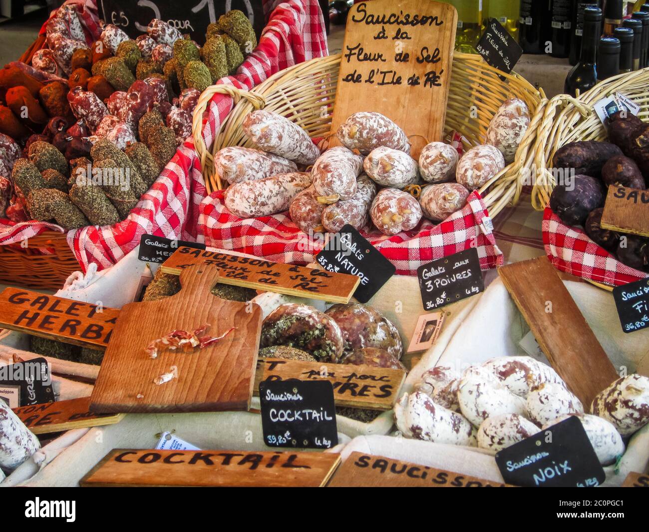 Selezione di ottimi piatti francesi in vendita presso un mercato alimentare francese a Ile de Re, Francia Foto Stock