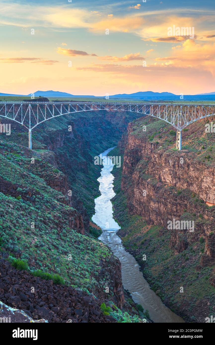 Taos, Nuovo Messico, Stati Uniti d'America nel Rio Grande Gorge ponte sul Rio Grande al tramonto. Foto Stock