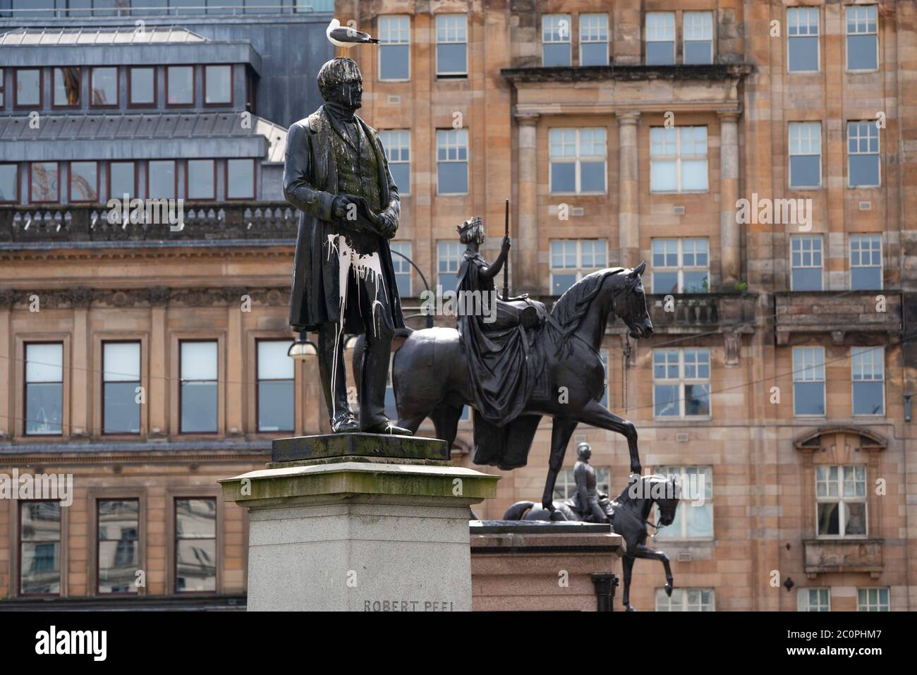 Glasgow, Scozia, Regno Unito. 12 giugno 2020. La polizia pattuglia George Square nel centro della città per evitare atti di vandalismo alle numerose statue storiche che si trovano qui. A seguito delle recenti manifestazioni della materia Black Lives nel Regno Unito, molte statue dell'epoca coloniale sono state oggetto di un bersaglio da parte dei manifestanti. PIC; Robert Peel il più vicino è ritenuto essere il bersaglio principale. Iain Masterton/Alamy Live News Foto Stock