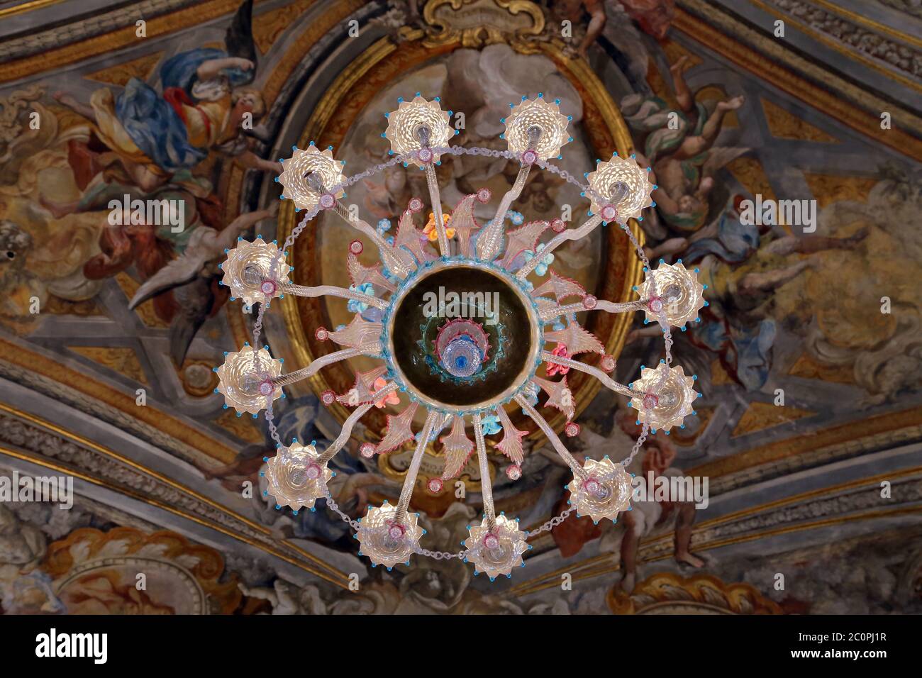 URBINO, ITALIA - 3 GENNAIO 2019: Lampadario di cristallo all'Oratorio di Santo Giuseppe Foto Stock