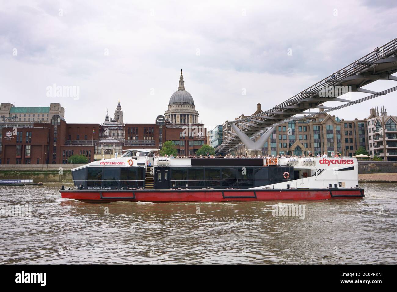 Crociere della città di Londra, tour turistico in barca sul Tamigi a Londra con Millennium Bridge e la cattedrale di St Paul. Foto Stock