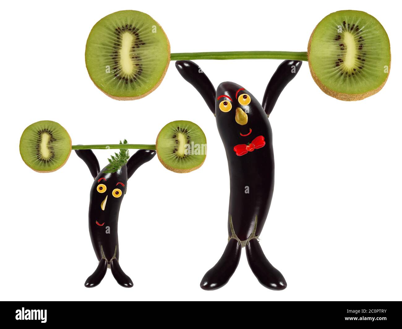 Concetto creativo di cibo. Due simpatiche melanzane alzano la barra del kiwi Foto Stock