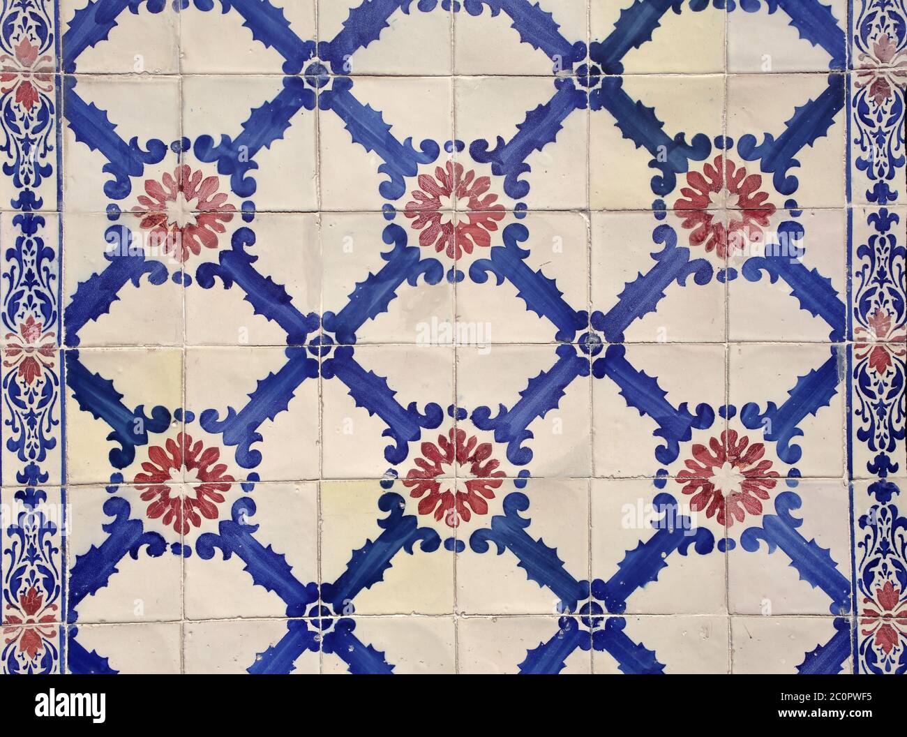 Tipiche piastrelle di ceramica smaltata blu e bianca di vecchio portoghese  'azulejo' Foto stock - Alamy