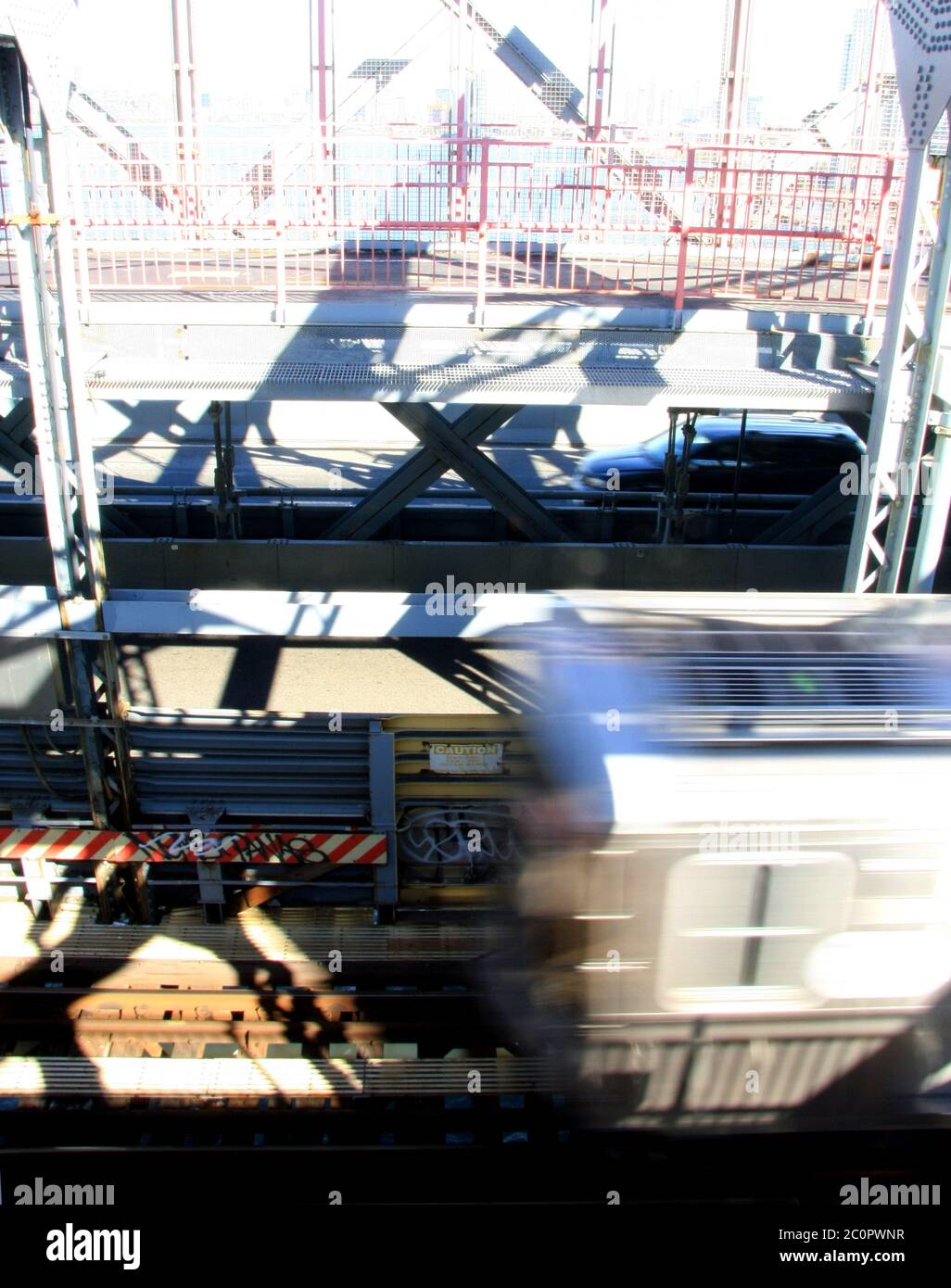 Treno della metropolitana di New York City sul ponte Williamsburg a Manhattan Foto Stock