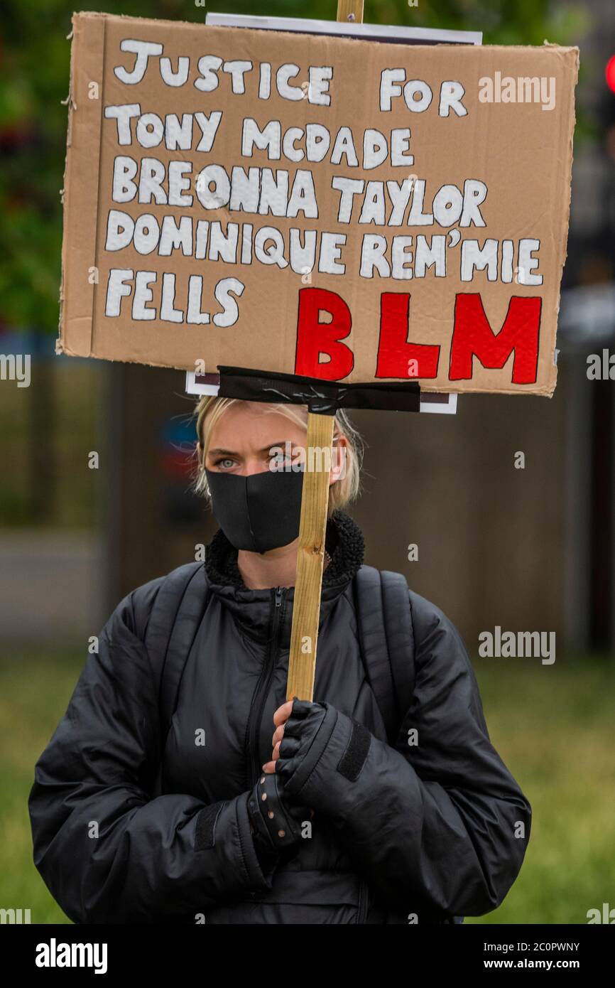 Londra, Regno Unito. 12 giugno 2020. I manifestanti rispondono alla morte di George Floyd, a Minneapolis la scorsa settimana, riunirsi ad Hyde Park come parte di una giornata di azione contro la discriminazione. L'afroamericano di 46 anni è stato girato come un ufficiale bianco della polizia inginocchiato sul collo per quasi nove minuti. Il "blocco" dei morti continua per l'epidemia di Coronavirus (Covid 19) a Londra. Credit: Guy Bell/Alamy Live News Foto Stock