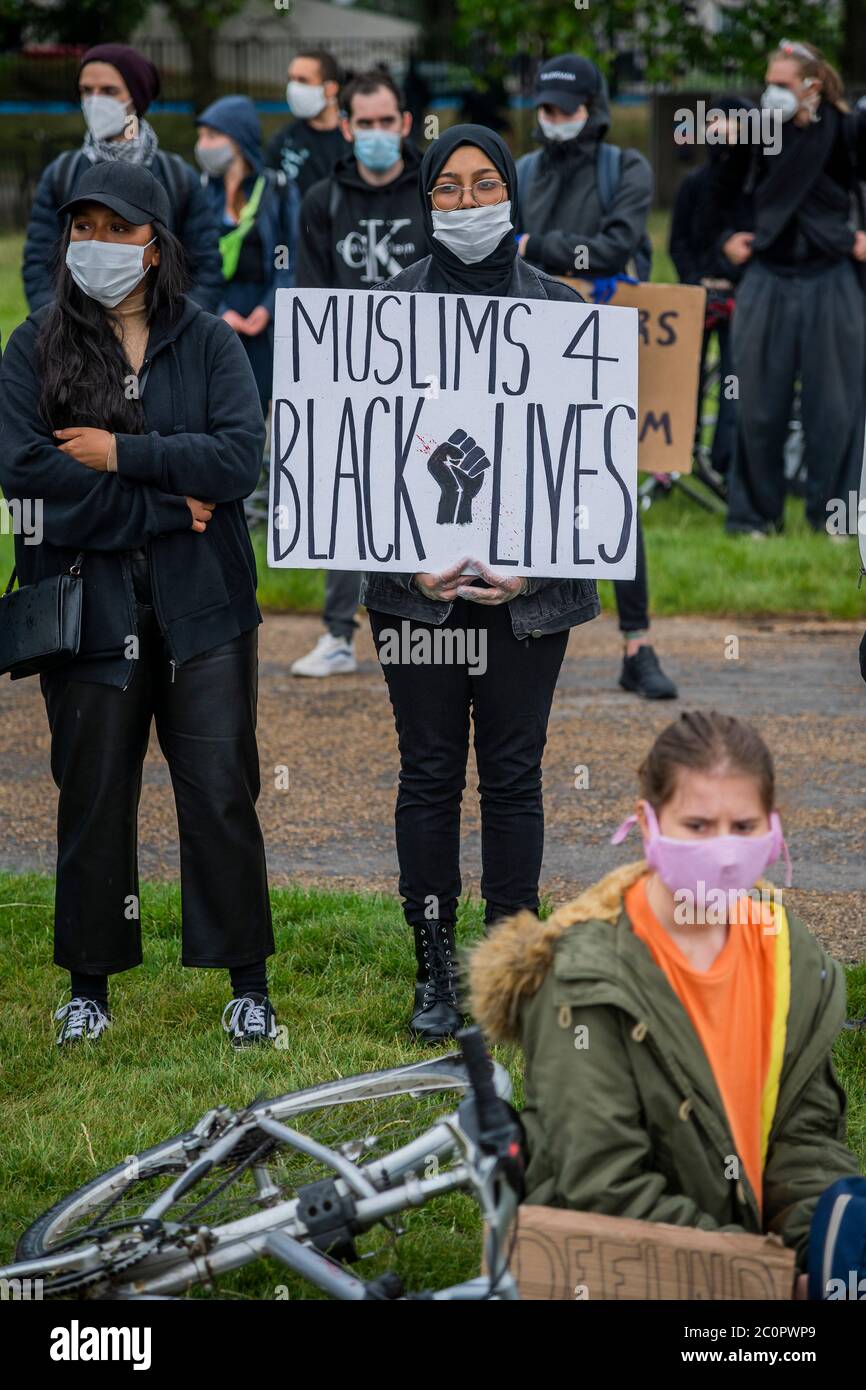 Londra, Regno Unito. 12 giugno 2020. I manifestanti rispondono alla morte di George Floyd, a Minneapolis la scorsa settimana, riunirsi ad Hyde Park come parte di una giornata di azione contro la discriminazione. L'afroamericano di 46 anni è stato girato come un ufficiale bianco della polizia inginocchiato sul collo per quasi nove minuti. Il "blocco" dei morti continua per l'epidemia di Coronavirus (Covid 19) a Londra. Credit: Guy Bell/Alamy Live News Foto Stock