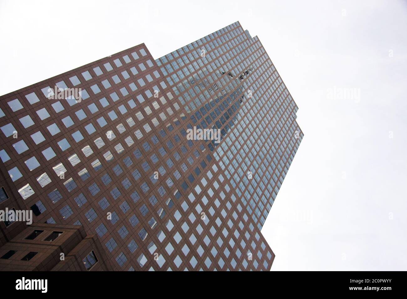 One World Trade Center riflesso nelle finestre di un edificio adiacente a New York City, New York Foto Stock
