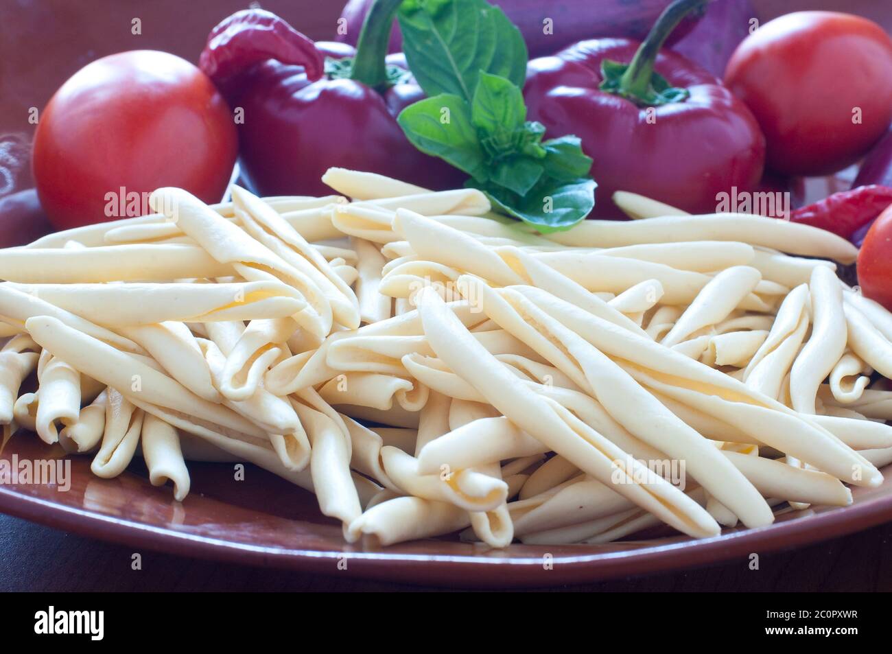 Tipica pasta calabrese detta fileja con peperoncino e pomodoro. Foto Stock