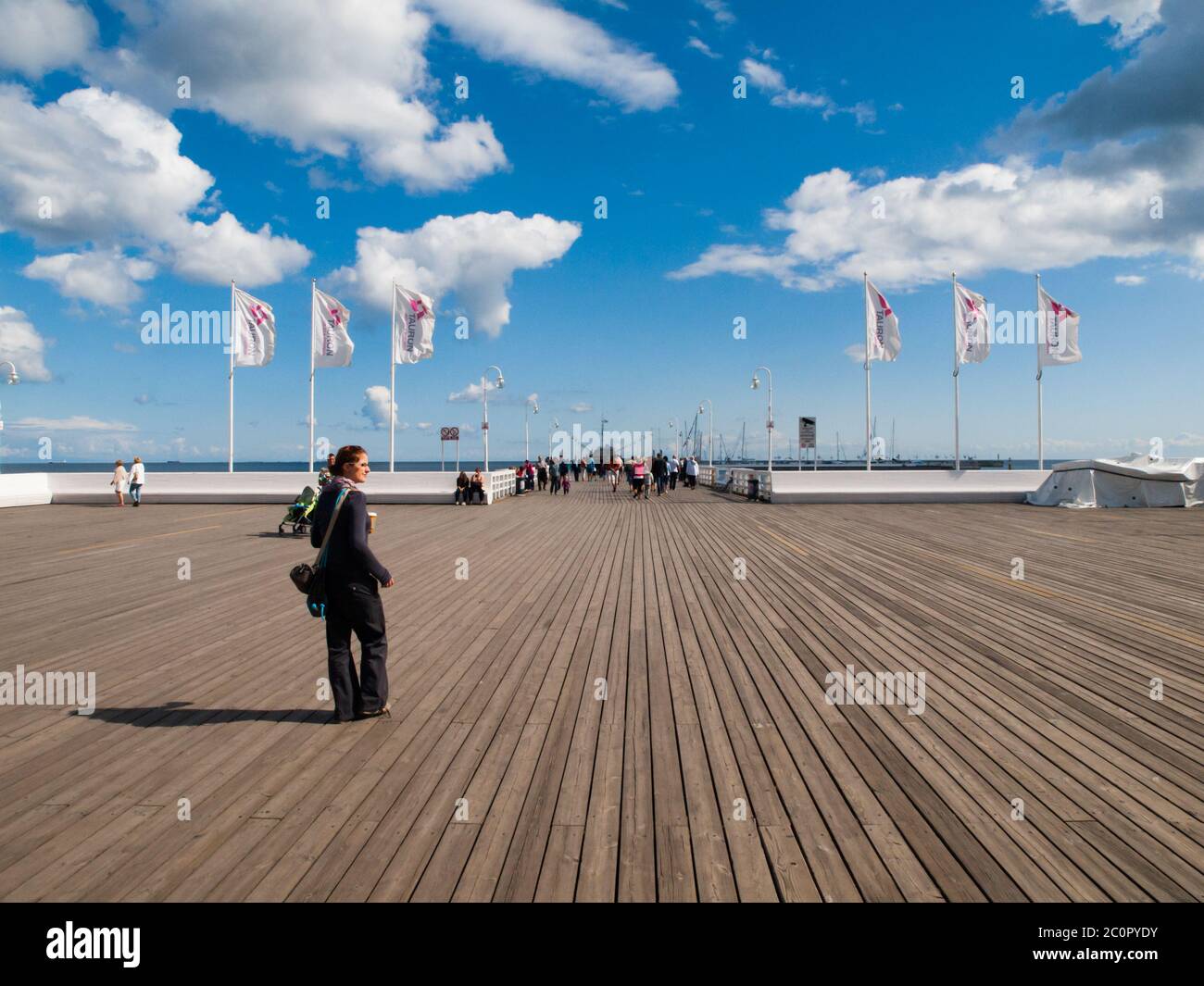 SOPOT, POLONIA - CIRCA 2014: Il molo di Sopot è il molo di legno più lungo d'Europa, a 511 m. Preso sulla fine soleggiata della giornata estiva circa 2014 a Sopot, Polonia. Foto Stock