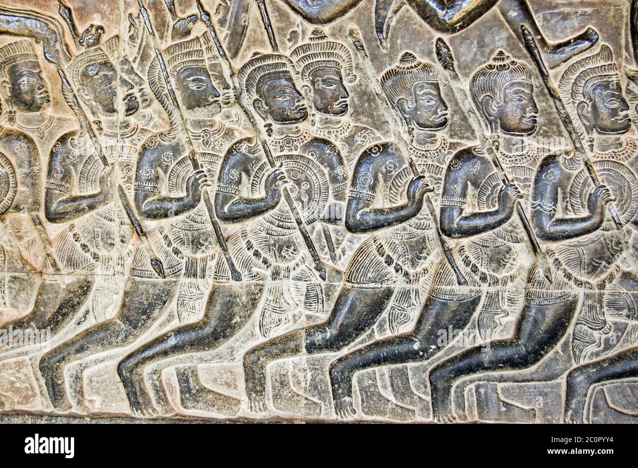 Bassorilievo di soldati Kaurava che si dirigevano alla battaglia di Kurukshetra come descritto nel Mahabharata. Galleria Occidentale di Angkor Wat, Cambo Foto Stock