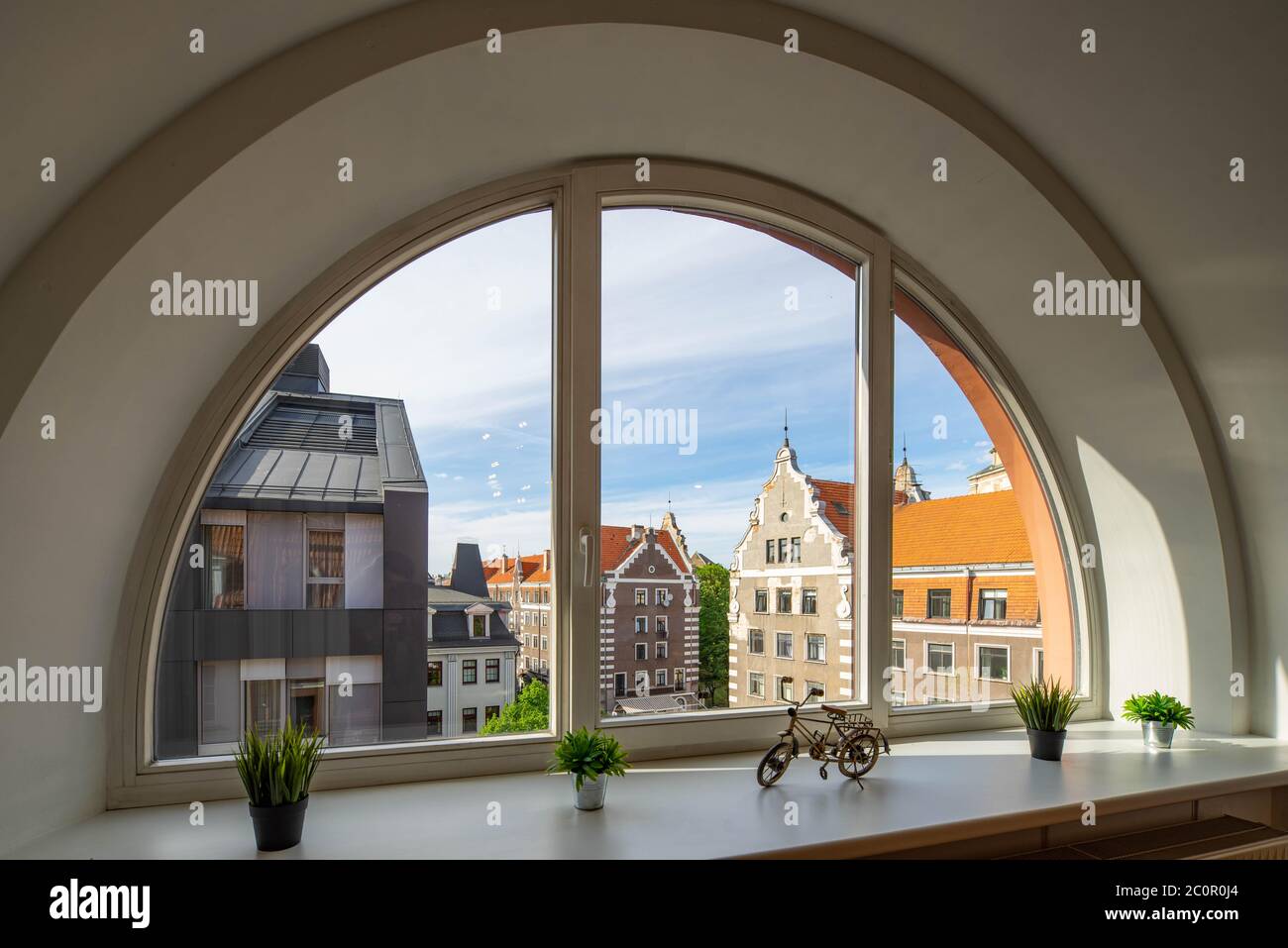 Primo piano della finestra semicerchio arco. Vista della città vecchia di  riga, Lettonia. Soglia bianca con decorazioni. Interni moderni Foto stock -  Alamy