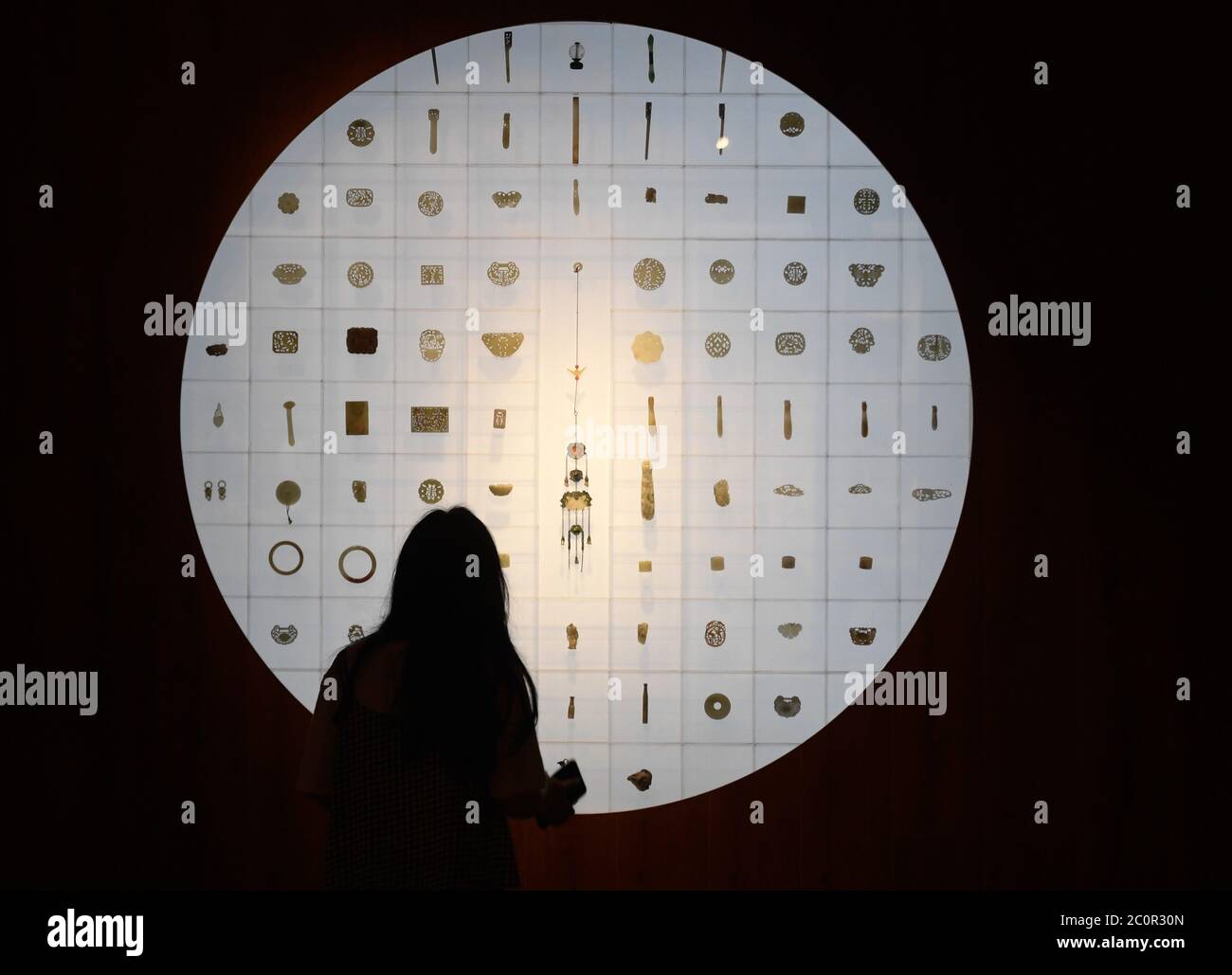 (200612) -- NINGBO, 12 giugno 2020 (Xinhua) -- UNA donna visita un museo convertito da una centrale abbandonata a Ningbo City, provincia di Zhejiang della Cina orientale, 12 giugno 2020. Il museo, che copre un'area di 6,000 mq con 3 sale espositive permanenti e 5 sale espositive temporanee, aperte al pubblico venerdì. (Xinhua/Huang Zongzhi) Foto Stock