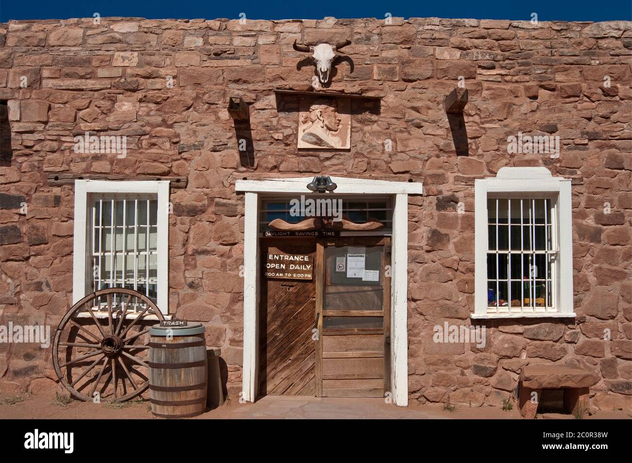 Ingresso al negozio presso il sito storico nazionale Hubbell Trading Post, riserva indiana Navajo, Ganado, Arizona, USA Foto Stock