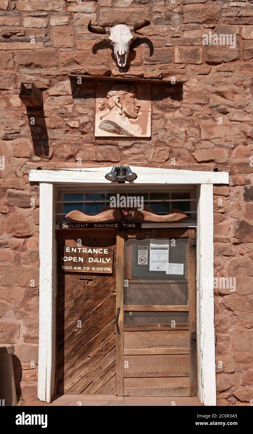 Ingresso al negozio presso il sito storico nazionale Hubbell Trading Post, riserva indiana Navajo, Ganado, Arizona, USA Foto Stock