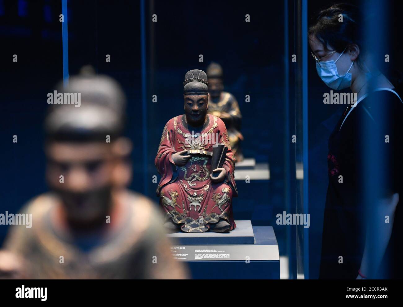 (200612) -- NINGBO, 12 giugno 2020 (Xinhua) -- Foto scattata il 12 giugno 2020 mostra le reliquie di statue di legno esposte in un museo convertito da una centrale abbandonata a Ningbo City, provincia di Zhejiang della Cina orientale. Il museo, che copre un'area di 6,000 mq con 3 sale espositive permanenti e 5 sale espositive temporanee, aperte al pubblico venerdì. (Xinhua/Huang Zongzhi) Foto Stock