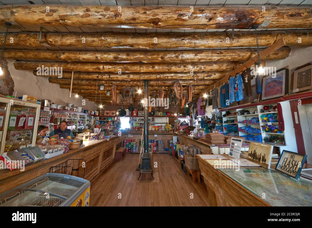Negozio interno al sito storico nazionale Hubbell Trading Post, Riserva indiana Navajo, Ganado, Arizona, Stati Uniti Foto Stock