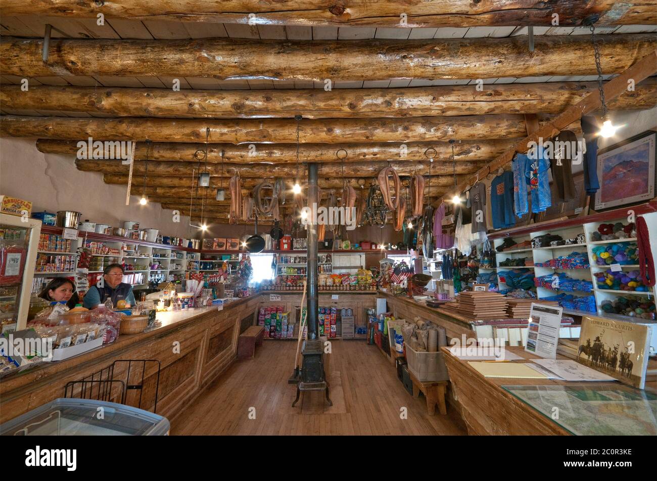 Negozio interno al sito storico nazionale Hubbell Trading Post, Riserva indiana Navajo, Ganado, Arizona, Stati Uniti Foto Stock