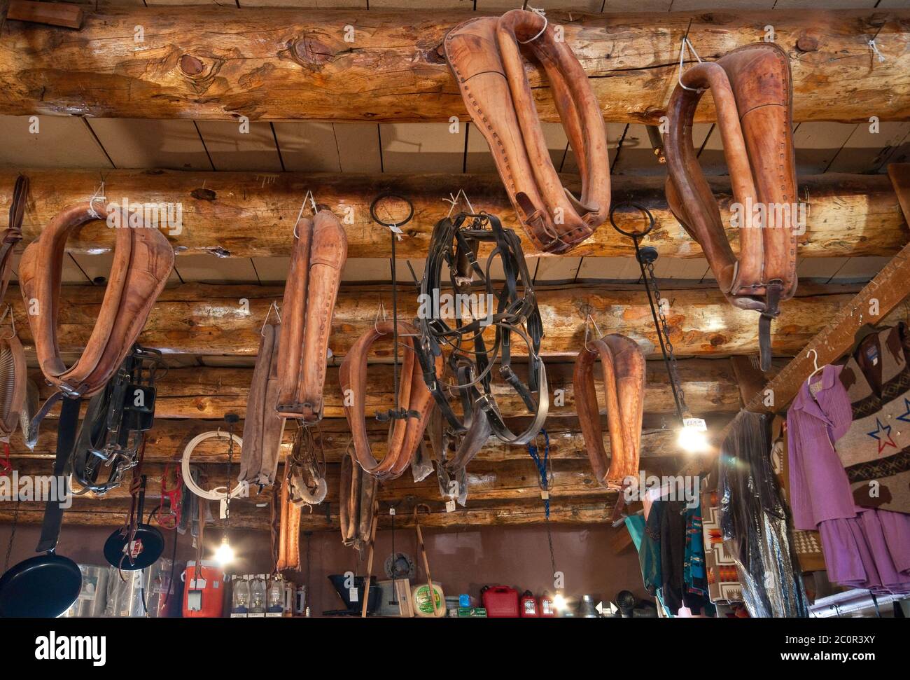Imbracature sul soffitto del negozio presso il sito storico nazionale Hubbell Trading Post, riserva indiana Navajo, Ganado, Arizona, Stati Uniti Foto Stock