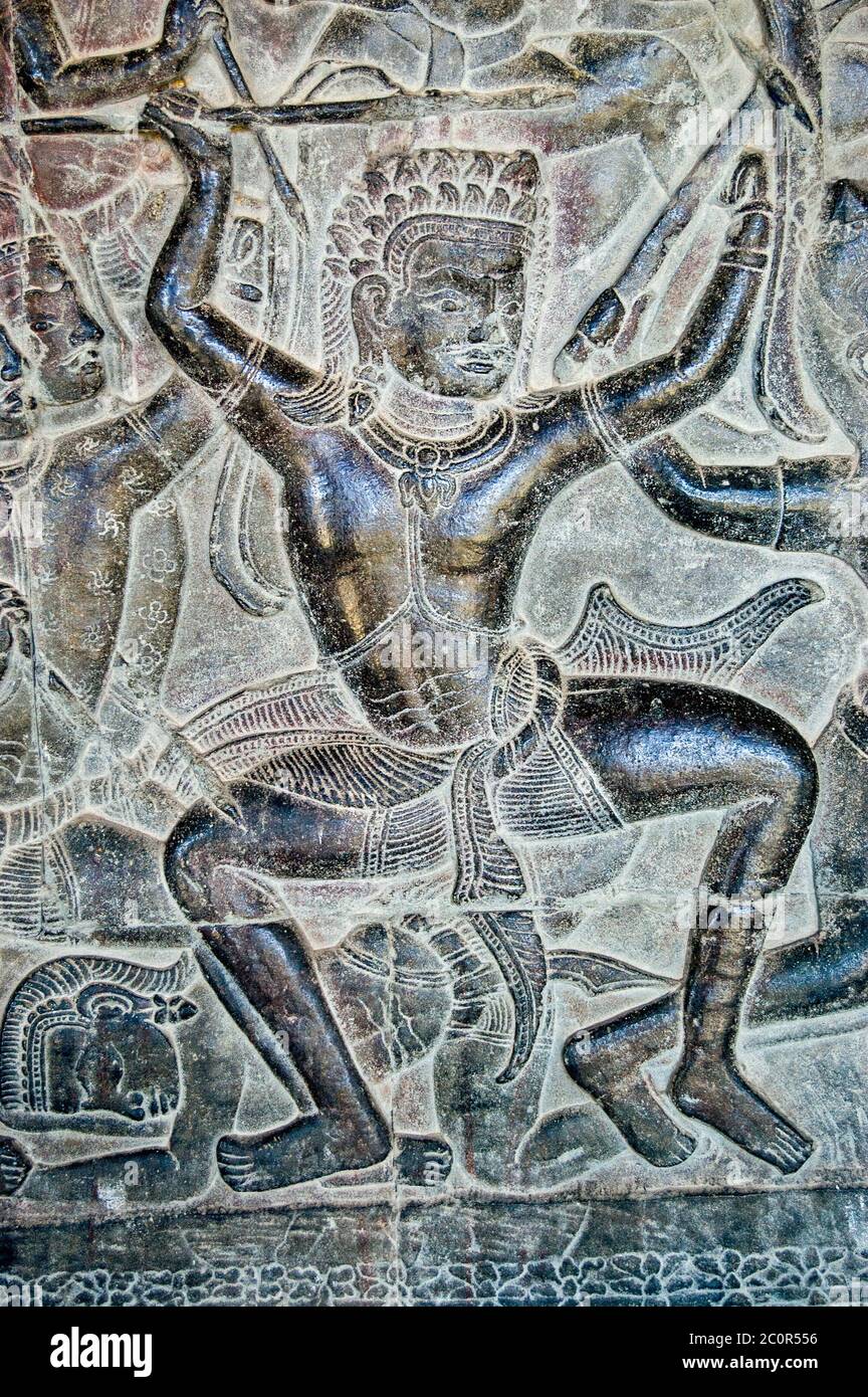 Antico bassorilievo Khmer del soldato Kauravaa che tiene la lancia nella battaglia di Kurukshetra. Muro del tempio di Angkor Wat, Siem Reap, Cambogia. Foto Stock
