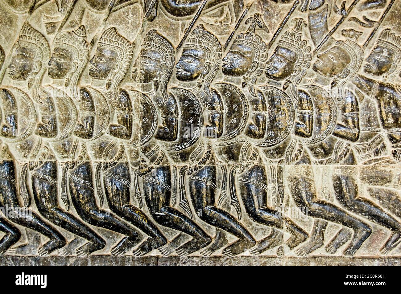Bassorilievo dei soldati Pandava che marciavano verso la battaglia di Kurukshetra come descritto nel Mahabharata. Scultura del XI secolo, parete di Angkor Wat tem Foto Stock