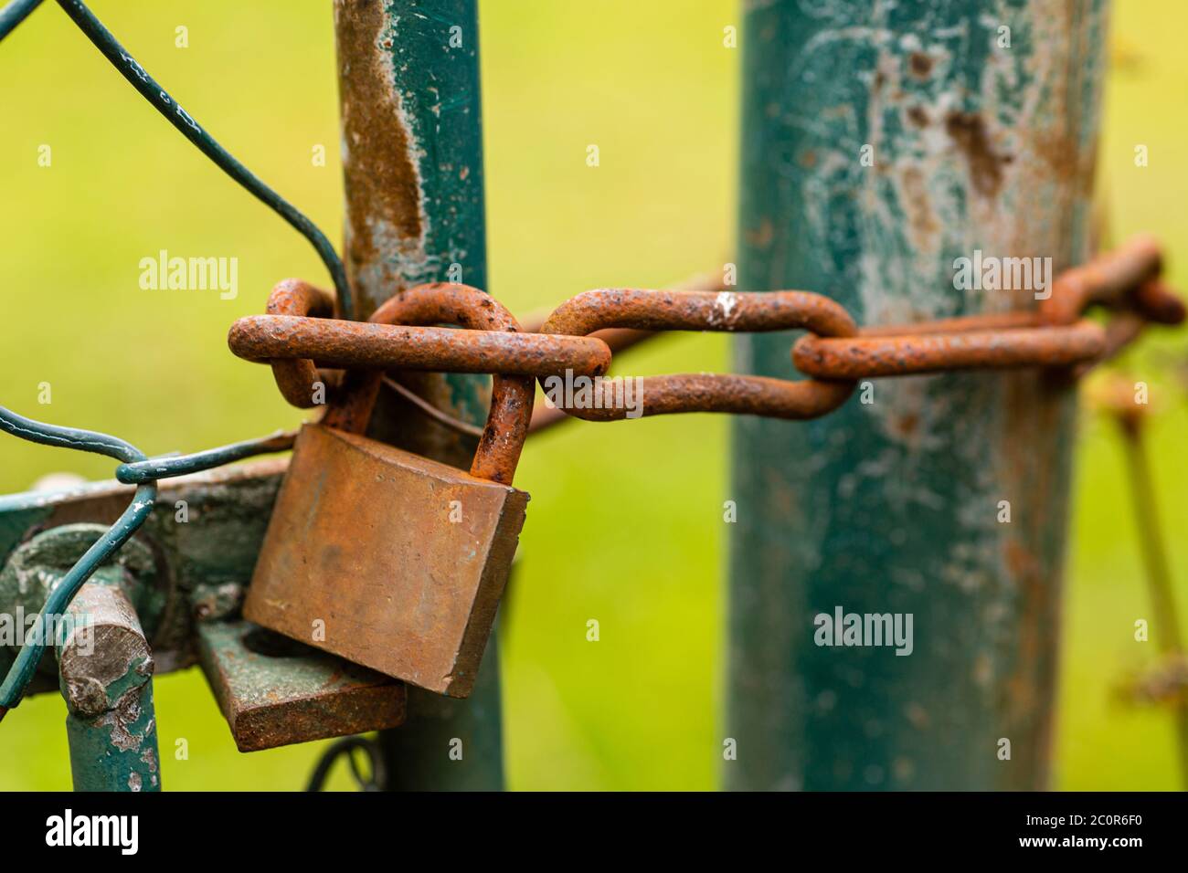 Catena arrugginita e lucchetto. Cancello chiuso del giardino. Struttura in metallo. Foto Stock