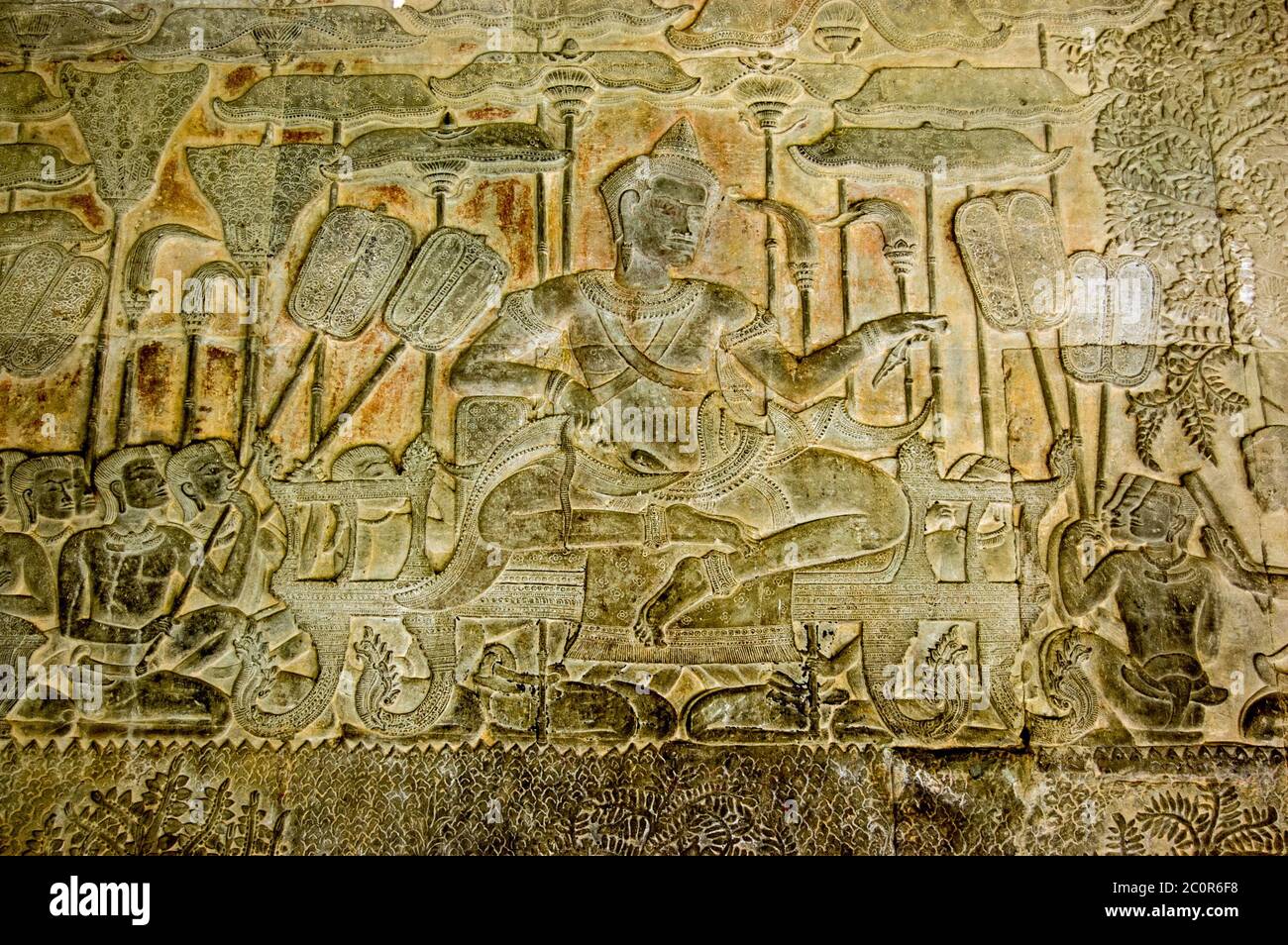 Bassorilievo scultura di Re Suryavarman II circondata da soggetti con ombrelloni e ventilatori. Tempio di Angkor Wat, Siem Reap, Cambogia. Foto Stock