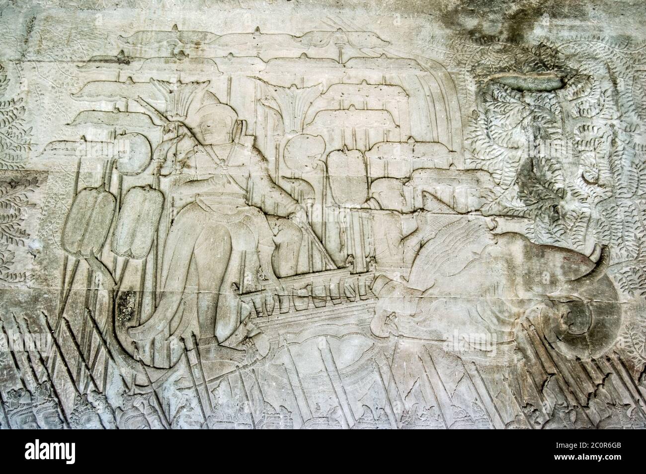 Il re cambogiano Suryavaman II del XII secolo che comanda una battaglia dalla parte posteriore di un elefante. Bassorilievo Khmer al tempio di Angkor Wat, Siem R. Foto Stock
