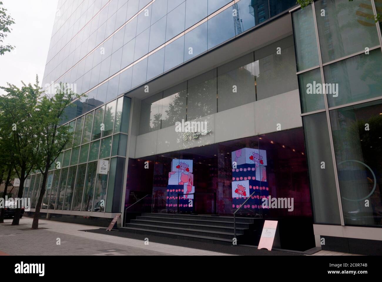 SM Entertainment, 12 giugno 2020 : la sede di SM Entertainment a Cheongdam-dong del distretto di Gangnam a Seoul, Corea del Sud. SM Entertainment, la più grande etichetta K-pop della Corea del Sud, è stata fondata dall'ex cantante Lee Soo-Man nel 1995 ed è sede di importanti artisti K-pop. Credit: Lee Jae-Won/AFLO/Alamy Live News Foto Stock