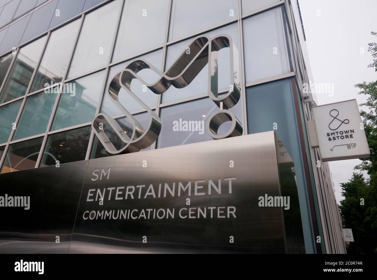SM Entertainment, 12 giugno 2020 : la sede di SM Entertainment a Cheongdam-dong del distretto di Gangnam a Seoul, Corea del Sud. SM Entertainment, la più grande etichetta K-pop della Corea del Sud, è stata fondata dall'ex cantante Lee Soo-Man nel 1995 ed è sede di importanti artisti K-pop. Credit: Lee Jae-Won/AFLO/Alamy Live News Foto Stock