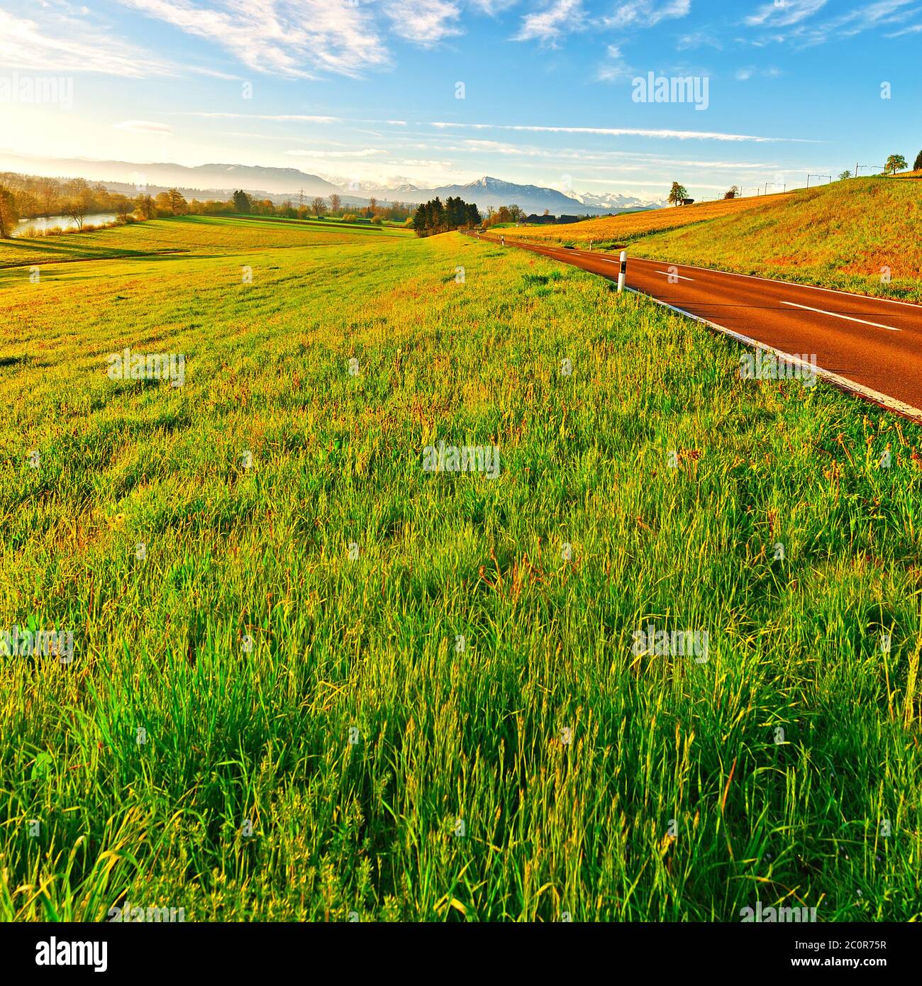 Canale e strada Foto Stock