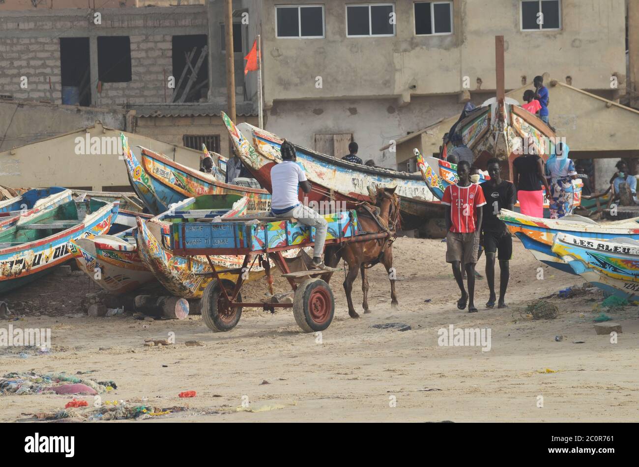 Un carro a cavallo sulla spiaggia di Yoff, un popoloso quartiere costiero a Dakar, Senegal Foto Stock