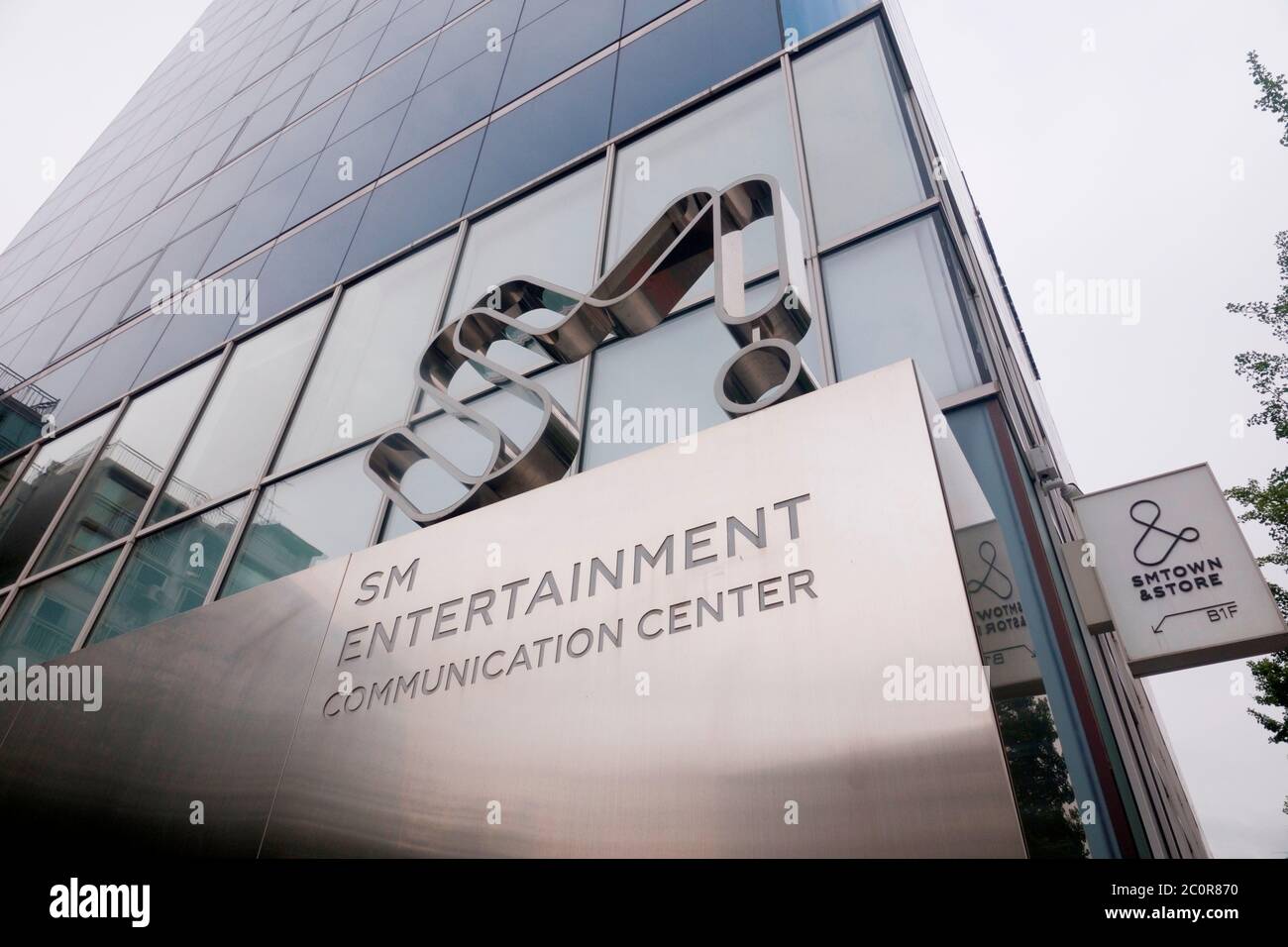 SM Entertainment, 12 giugno 2020 : la sede di SM Entertainment a Cheongdam-dong del distretto di Gangnam a Seoul, Corea del Sud. SM Entertainment, la più grande etichetta K-pop della Corea del Sud, è stata fondata dall'ex cantante Lee Soo-Man nel 1995 ed è sede di importanti artisti K-pop. Credit: Lee Jae-Won/AFLO/Alamy Live News Foto Stock