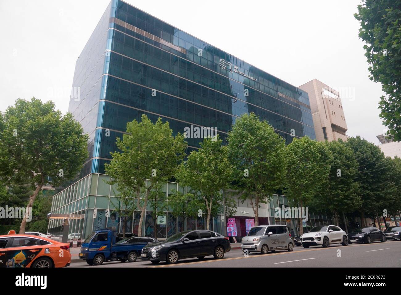 SM Entertainment, 12 giugno 2020 : la sede di SM Entertainment a Cheongdam-dong del distretto di Gangnam a Seoul, Corea del Sud. SM Entertainment, la più grande etichetta K-pop della Corea del Sud, è stata fondata dall'ex cantante Lee Soo-Man nel 1995 ed è sede di importanti artisti K-pop. Credit: Lee Jae-Won/AFLO/Alamy Live News Foto Stock