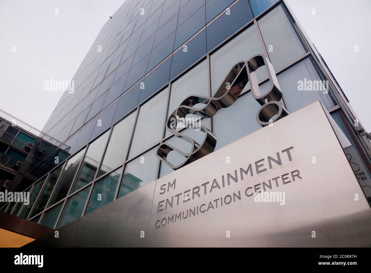 SM Entertainment, 12 giugno 2020 : la sede di SM Entertainment a Cheongdam-dong del distretto di Gangnam a Seoul, Corea del Sud. SM Entertainment, la più grande etichetta K-pop della Corea del Sud, è stata fondata dall'ex cantante Lee Soo-Man nel 1995 ed è sede di importanti artisti K-pop. Credit: Lee Jae-Won/AFLO/Alamy Live News Foto Stock