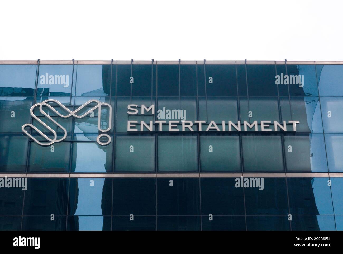 SM Entertainment, 12 giugno 2020 : la sede di SM Entertainment a Cheongdam-dong del distretto di Gangnam a Seoul, Corea del Sud. SM Entertainment, la più grande etichetta K-pop della Corea del Sud, è stata fondata dall'ex cantante Lee Soo-Man nel 1995 ed è sede di importanti artisti K-pop. Credit: Lee Jae-Won/AFLO/Alamy Live News Foto Stock