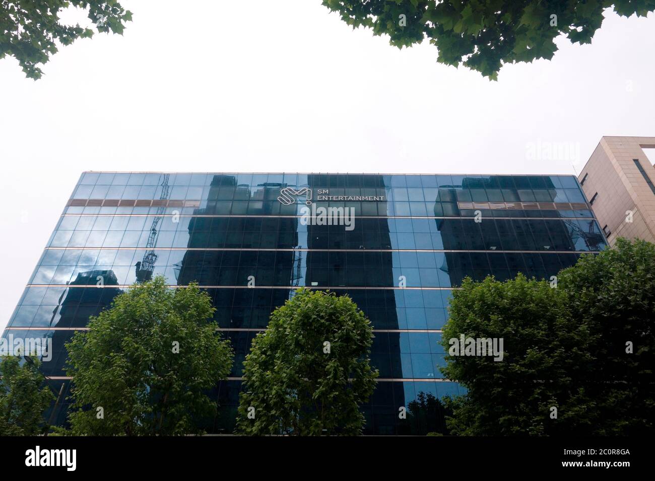 SM Entertainment, 12 giugno 2020 : la sede di SM Entertainment a Cheongdam-dong del distretto di Gangnam a Seoul, Corea del Sud. SM Entertainment, la più grande etichetta K-pop della Corea del Sud, è stata fondata dall'ex cantante Lee Soo-Man nel 1995 ed è sede di importanti artisti K-pop. Credit: Lee Jae-Won/AFLO/Alamy Live News Foto Stock